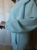 Niebieski komplet dresowy damski. Krótka bluza regulowana ściągaczem, z podkreśloną linią ramion. Spodnie typu jogger ze ściągaczem na nogawkach. Nietypowy dres, który łączy w sobie wygodę i modowy charakter. Wykonany z miękkiego w dotyku materiału.