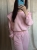 Różowy komplet dresowy damski. Krótka bluza regulowana ściągaczem, z podkreśloną linią ramion. Spodnie typu jogger ze ściągaczem na nogawkach. Nietypowy dres, który łączy w sobie wygodę i modowy charakter. Wykonany z miękkiego w dotyku materiału.