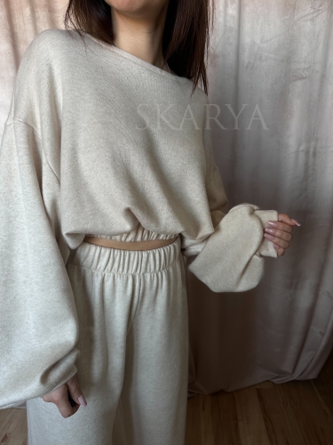 Dzianinowy sweterkowy wełniany jasnobeżowy komplet. Luźna bluza ze ściągaczem i spodnie z nogawką wide leg. Wygodny, miły w dotyku, komfortowy w noszeniu. Idealny na okres jesienno-zimowy.  Smart casual. Agatha Fashion