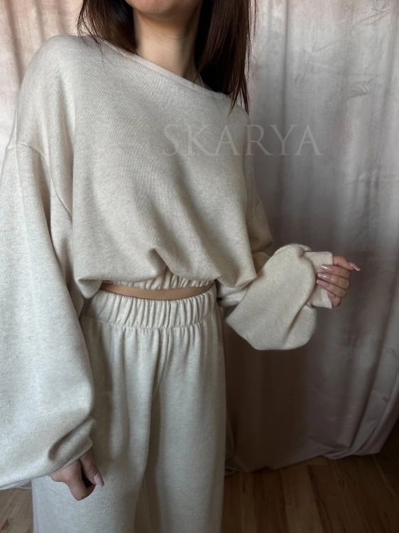 Dzianinowy sweterkowy wełniany jasnobeżowy komplet. Luźna bluza ze ściągaczem i spodnie z nogawką wide leg. Wygodny, miły w dotyku, komfortowy w noszeniu. Idealny na okres jesienno-zimowy.  Smart casual. Agatha Fashion