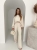 Wełniany komplet damski Agatha Fashion w jasnym beżowym kolorze to idealna propozycja dla kobiet ceniących komfort, jakość i modny wygląd. Zestaw składa się z luźnej bluzy z długim rękawem oraz wygodnych spodni z elastyczną talią i szerokimi nogawkami