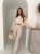 Dzianinowy sweterkowy wełniany jasnobeżowy komplet. Luźna bluza ze ściągaczem i spodnie z nogawką wide leg. Wygodny, miły w dotyku, komfortowy w noszeniu. Idealny na okres jesienno-zimowy.  Smart casual. Agatha Fashion