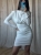 Elegancka biała sukienka mini dopasowana do sylwetki, wykonana z elastycznego materiału, który doskonale układa się na ciele. Fason typu bodycon subtelnie modeluje figurę i podkreśla kształty, zapewniając jednocześnie komfort noszenia i swobodę ruchów