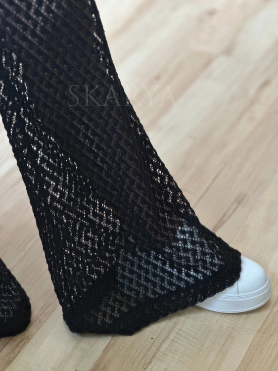 Czarny ażurowy kombinezon marki LOLA Fashion. Ażurowa / szydełkowa struktura (crochet). Kombinezon wide leg / palazzo – bardzo szerokie, proste nogawki przypominające spodnie palazzo. dealny na wakacje, plażę, resort lub letnie wyjścia i nie tylko