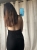 Halter neck – wiązanie lub zabudowanie przy szyi z odkrytymi ramionami. Głęboki dekolt V (plunge neckline) – mocno wycięty dekolt w szpic. elegancki, ażurowy kombinezon damski w kolorze czarnym, z głębokim dekoltem i szerokimi nogawkami.