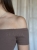 bawełniana sukienka z prążkowanego materiału w kolorze fango odkryte ramiona hiszpanka comfy basic na co dzień idealna na lato