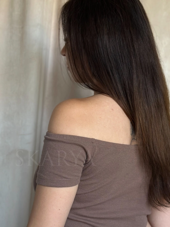 bawełniana prążkowana sukienka z odkrytymi ramionami dopasowana do ciała elastyczna w modnym kolorze brązu fango comfy basic smart casual