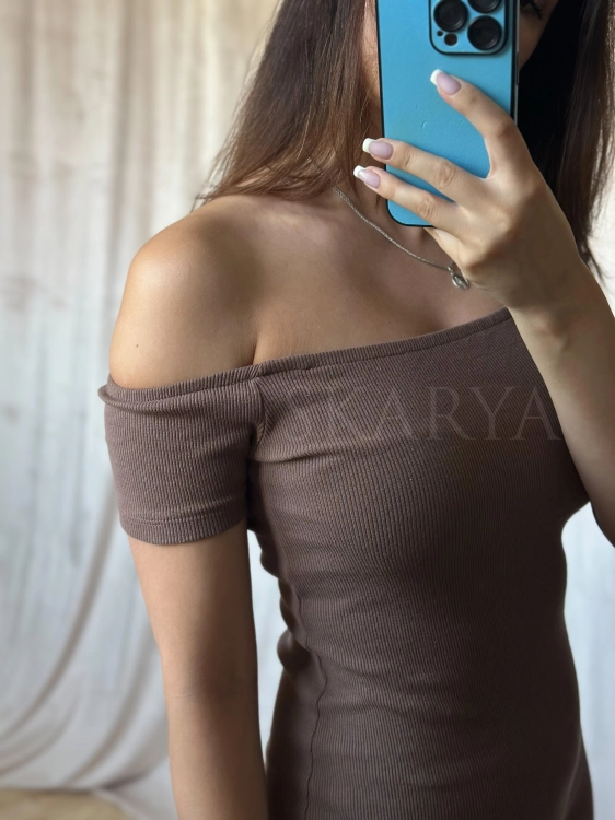 Letnia sukienka hiszpanka w kolorze fango z elastycznej prążkowanej bawełny, krótki rękawek, sprawdzi się zarówno w sportowych jak i eleganckich stylizacjach, basic, który można stylizować na wiele sposobów