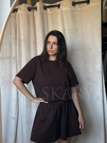 komplet-dresowy-z-szortami-choco-brazowy-skarya-front.jpg