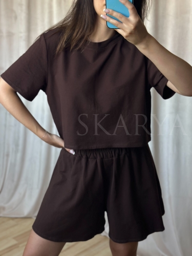 brązowy bawełniany komplet dresowy CHOCO oversize crop T-shirt z szortami z szeroką nogawką idealny na lato baza pod wiele stylizacji włoski produkt casual comfy basic Na co dzień zestaw go z białymi sneakersami i czapką z daszkiem w stylu streetwear.