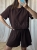 brązowy bawełniany komplet dresowy CHOCO oversize crop T-shirt z szortami z szeroką nogawką idealny na lato baza pod wiele stylizacji włoski produkt casual comfy basic Na co dzień zestaw go z białymi sneakersami i czapką z daszkiem w stylu streetwear.
