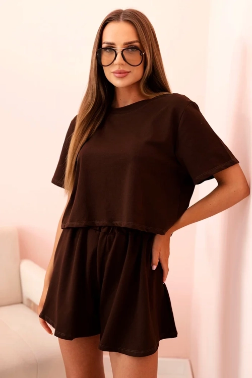Modny komplet dresowy CHOCO w czekoladowym kolorze. Krótki T-shirt i wygodne szorty tworzą idealny zestaw na lato modny czekoladowy kolor, wygodny krój, elastyczna gumka w pasie, miękki materiał, komplet można stylizować na wiele sposobów