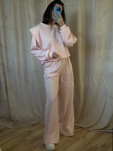 dres damski SOFT SKARYA butik online w subtelnym odcieniu różu to połączenie wygody i stylu, niebanalny krój, który dodaje charakteru stylizacji, podkreślona linia ramion oraz totalny hit ostatniego czasu spodnie z szeroką nogawką typu wide leg
