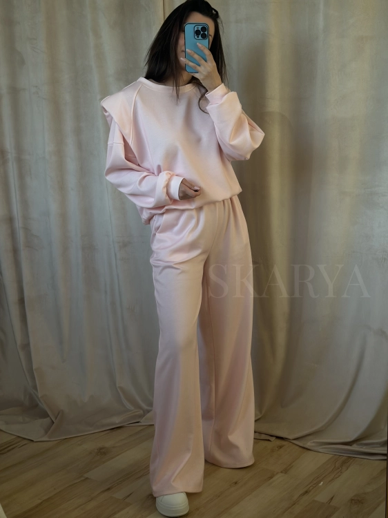 dres damski SOFT SKARYA butik online w subtelnym odcieniu różu to połączenie wygody i stylu, niebanalny krój, który dodaje charakteru stylizacji, podkreślona linia ramion oraz totalny hit ostatniego czasu spodnie z szeroką nogawką typu wide leg