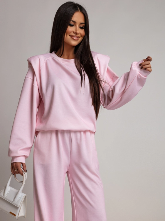dres damski wykonany z miłego w dotyku materiału, który w składzie zawiera 50% wiskozy, materiał typu masełko, sprawia, ze dres jest niezwykle przyjemny w noszeniu, charakterystyczny, modny krój, niebanalny wygląd