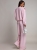 dresowy komplet damski SOFT od SKARYA butik online, idealny na co dzień, w pięknym odcieniu różu, ciekawy fason, podkreślający linię ramion oraz najmodniejszy krój spodni, luźny, wygodny, stylowy i wyróżniający się na tle zwykłych dresów