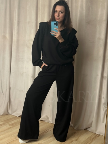 dres damski SOFT SKARYA butik online w klasycznym odcieniu czerni to połączenie wygody i stylu, niebanalny krój, który dodaje charakteru stylizacji, podkreślona linia ramion oraz totalny hit ostatniego czasu spodnie z szeroką nogawką typu wide leg