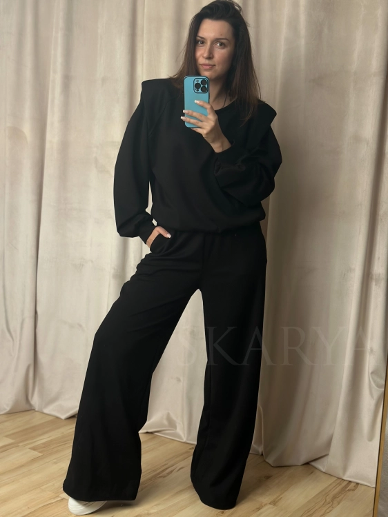 dres damski SOFT SKARYA butik online w klasycznym odcieniu czerni to połączenie wygody i stylu, niebanalny krój, który dodaje charakteru stylizacji, podkreślona linia ramion oraz totalny hit ostatniego czasu spodnie z szeroką nogawką typu wide leg