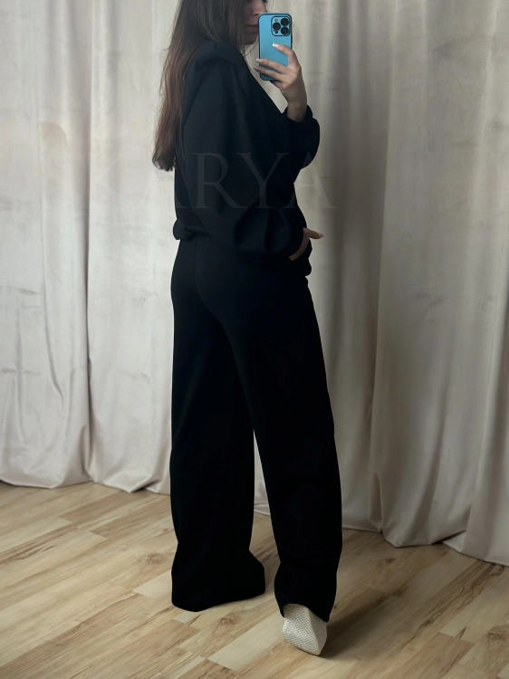 Czarny dresowy komplet damski SOFT od SKARYA butik online, idealny na co dzień, ciekawy fason, podkreślający linię ramion oraz najmodniejszy krój spodni, luźny, wygodny, stylowy i wyróżniający się na tle zwykłych dresów