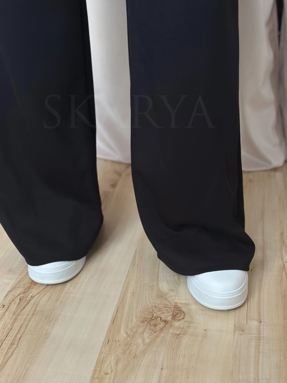 komplet dresowy damski wykonany z miękkiego materiału masełko, bluza oraz spodnie z szeroką nogawką wide leg, komfort, wygoda i styl w jednym. Klasyczna czerń podkreślająca kobiecość i elegancję