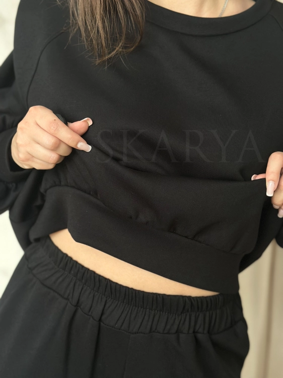 dres damski wykonany z miłego w dotyku materiału, który w składzie zawiera 50% wiskozy, materiał typu masełko, sprawia, ze dres jest niezwykle przyjemny w noszeniu, charakterystyczny, modny krój, niebanalny wygląd